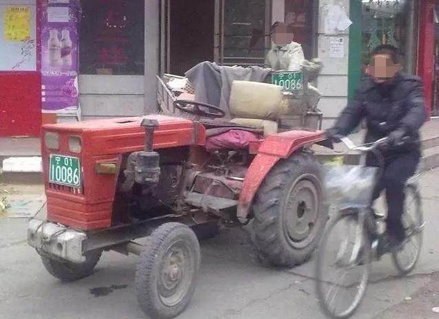寶馬撞上農(nóng)用車，交警看到農(nóng)用車車牌，頓時五味俱全